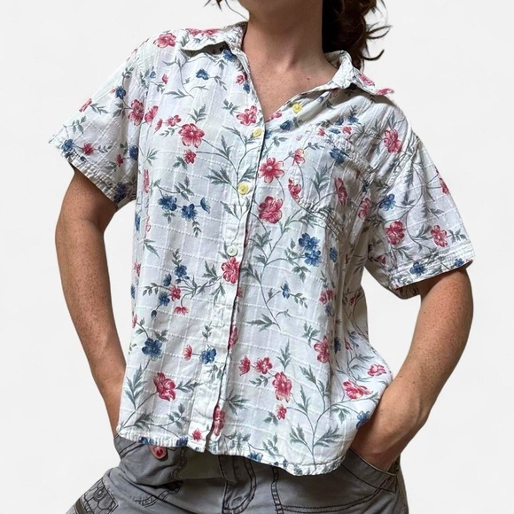 Erika & Co Tops - True vintage floral button up short sleeve shirt